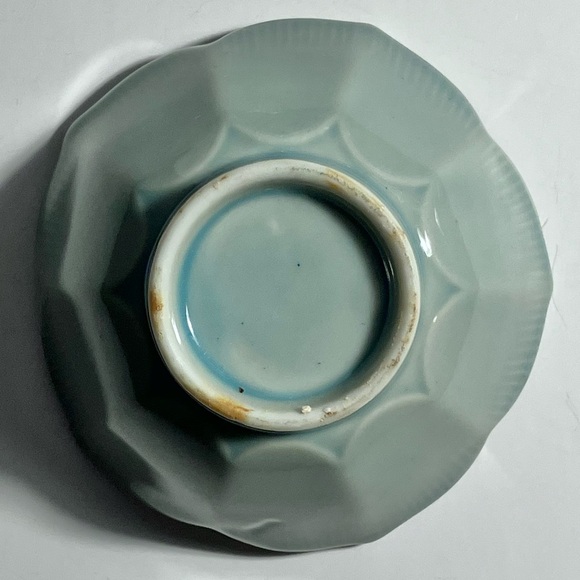 VINTAGE CELADON GREEN LOTUS BOWL / Small & Elegant / 3.5 in. / Some Firing Flaws - Picture 4 of 10